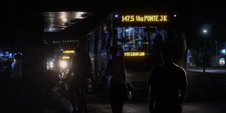 CEB resolve só 6,9% das reclamações sobre iluminação precária no DF
