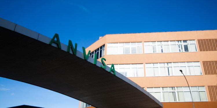 Anvisa apreende lote de chá falsificado e suplementos. Veja a lista