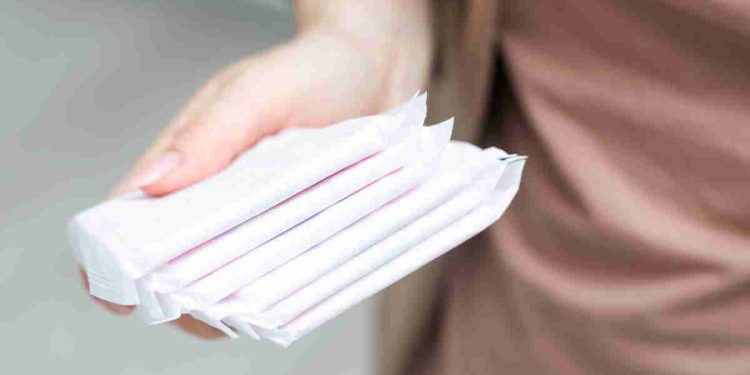 Saiba como conseguir autorização para retirar absorventes gratuitos