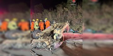 Capotamento deixa três pessoas feridas e complica o trânsito na BR-020