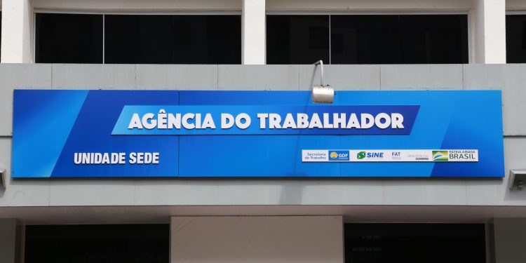 Outubro começa com 562 vagas abertas nas agências do trabalhador