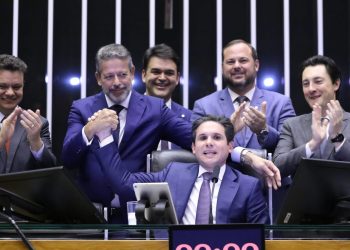 Isenção do IR, comemoração e impasse: como foi a votação unânime na Câmara dos Deputados