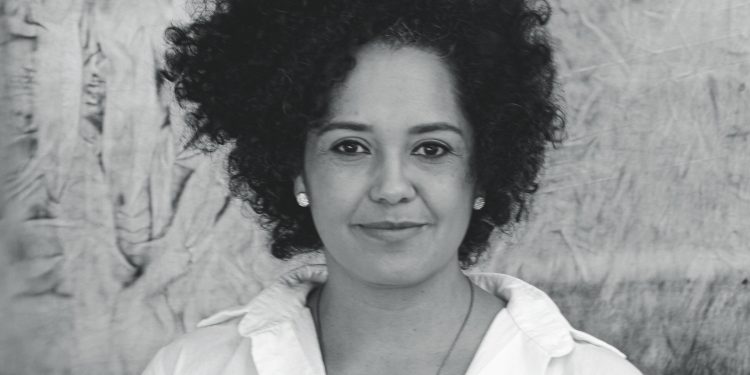 Racismo impede que escritoras negras sejam reconhecidas no Brasil, diz Bianca Santana