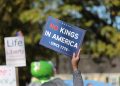 EUA: “No Kings” mostra resistência à demolição da democracia