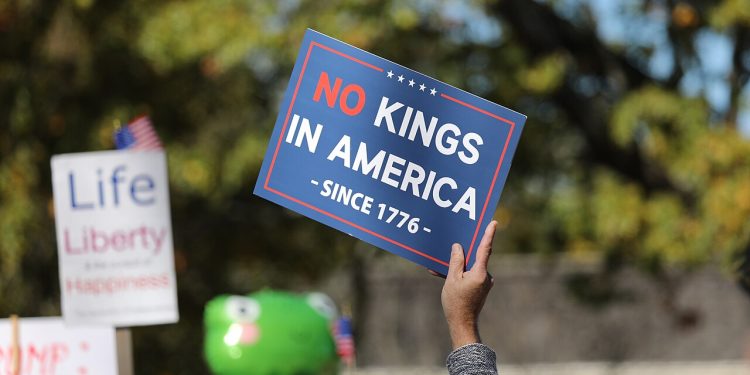EUA: “No Kings” mostra resistência à demolição da democracia