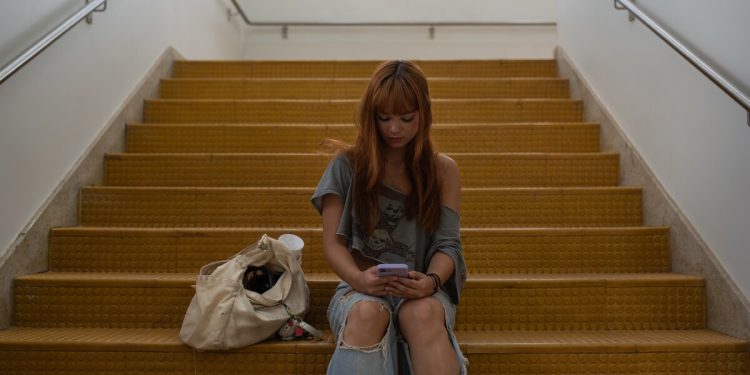 Vítimas de nudes com IA sofrem em limbo digital enquanto sites lucram: “Me senti abusada”