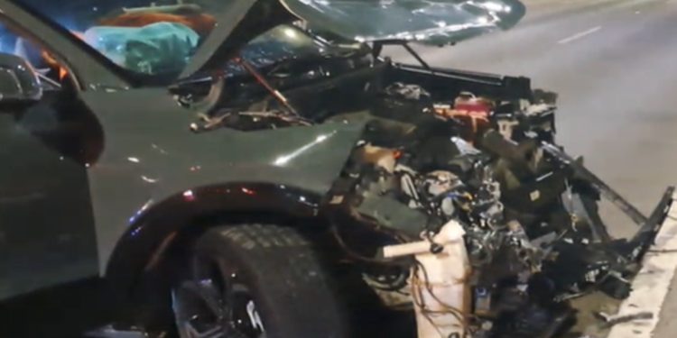 Carro fica destruído após colisão entre veículos no Eixão. Veja fotos