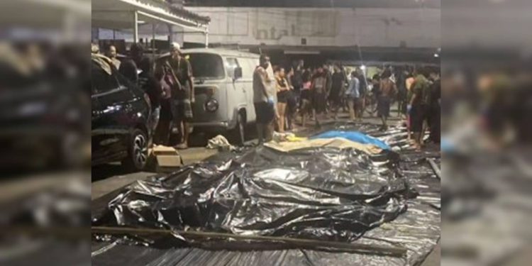 Sangue e desespero: corpos são enfileirados em praça após megaoperação