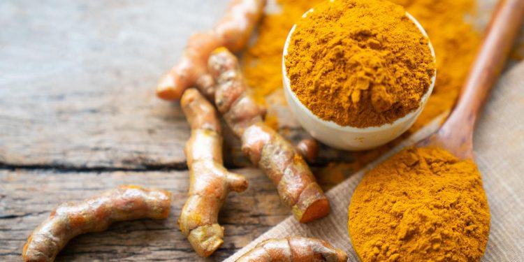 Suplementos de curcumina podem causar efeitos colaterais. Entenda