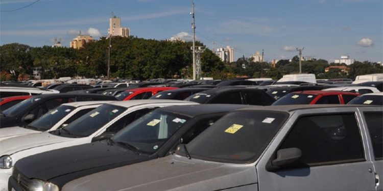 Hilux por R$ 28 mil e moto BMW por R$ 12 mil no leilão do Detran-DF