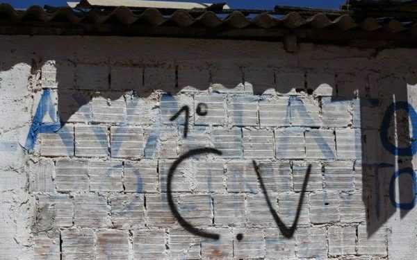 Veja traficantes e simpatizantes do CV fugindo por mata sob tiroteio