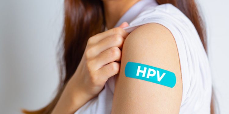 Vacinação contra HPV reduz taxa de câncer até entre não vacinados