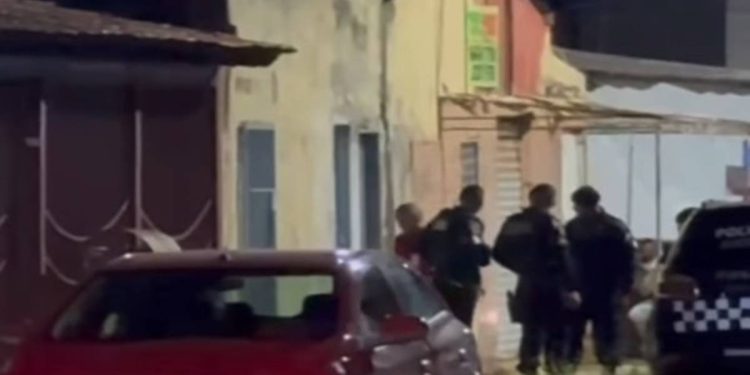 Matador encapuzado executa homem a tiros na porta de casa no DF