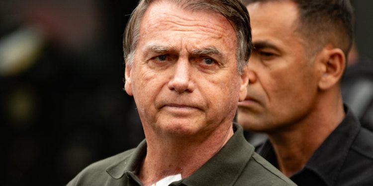 Intoxicação por metanol: médicos que cuidaram de Bolsonaro acompanham Hungria