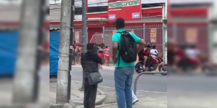 Moradores saqueiam mercado em meio a mortos e tiroteios no Rio