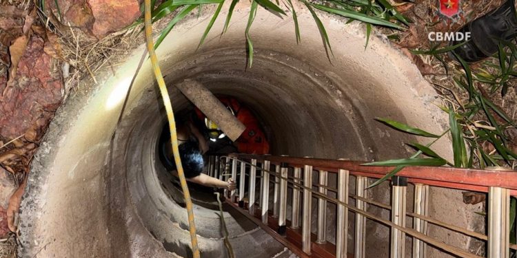 Mulher fica presa em poço seco de 3 metros e é salva durante a noite