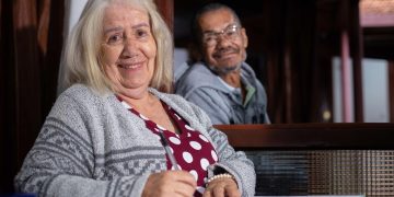 Aos 80 anos, aluna da UnB leva marido com Alzheimer para as aulas