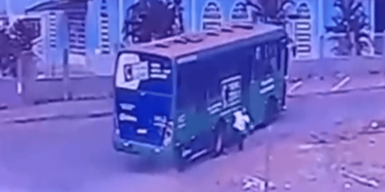 Homem é atropelado por ônibus ao atravessar a rua, em Luziânia