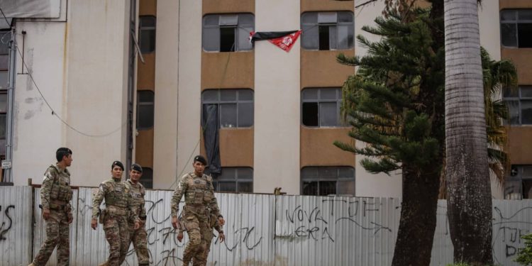 Após negociações, famílias desocupam hotel abandonado no DF