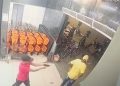 Vídeo: criminoso tenta matar PM aposentado pelas costas e arma falha