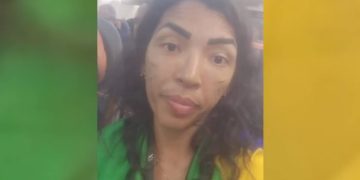 Saiba quem é a mulher enrolada em bandeira do Brasil que fez barraco em avião