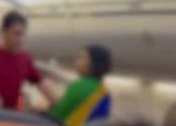 Mulher expulsa de voo chamou passageiros de estupradores e abusadores
