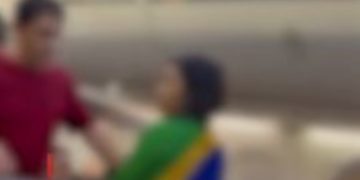 Mulher expulsa de voo chamou passageiros de estupradores e abusadores