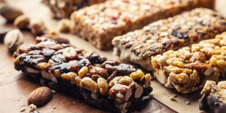 Snacks proteicos: veja como escolher entre plant-based e origem animal