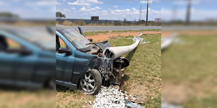 Motorista perde o controle de carro, capota e derruba poste no DF