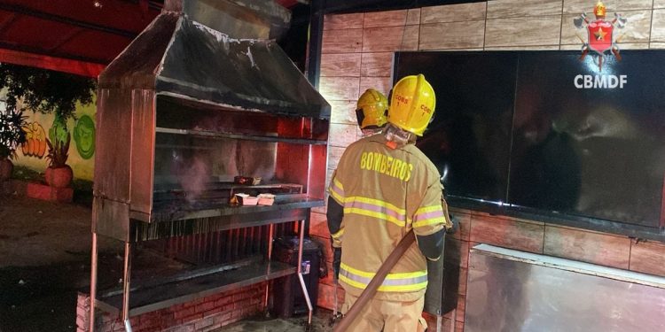 Passou do ponto: churrasqueira de quiosque pega fogo em Águas Claras