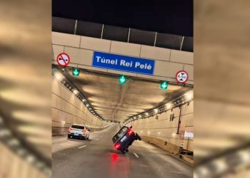 Destemido, motorista dá “rolê” dentro de túnel com carro sobre 2 rodas