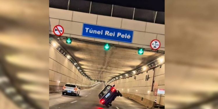 Destemido, motorista dá “rolê” dentro de túnel com carro sobre 2 rodas