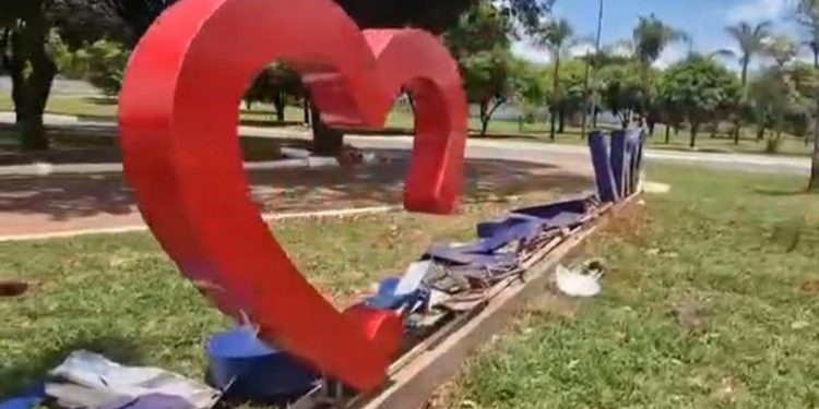 Placa do Cruzeiro foi destruída ao ser atingida por carro do Exército
