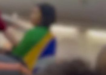 Barraco de mulher com bandeira do Brasil fez passageiros perderem voos