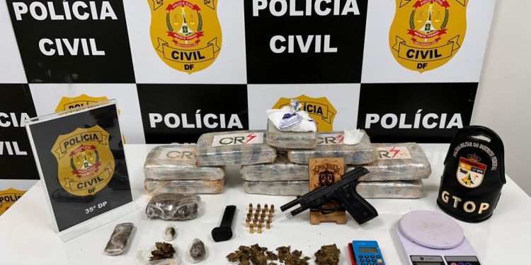 Traficante de drogas é preso no carro da mãe com arma oxidada