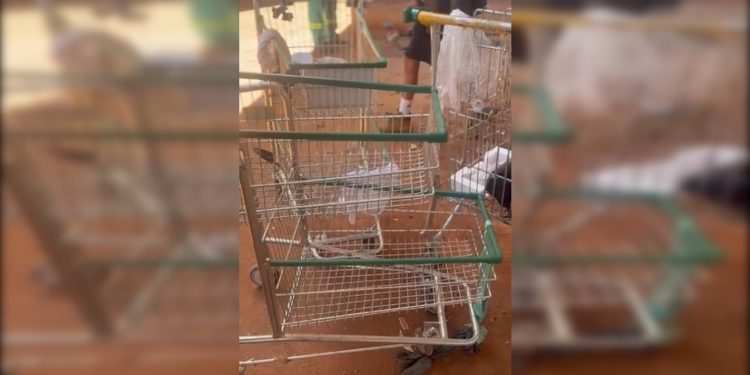 PM recupera 30 carrinhos de compras usados em furtos de cabos