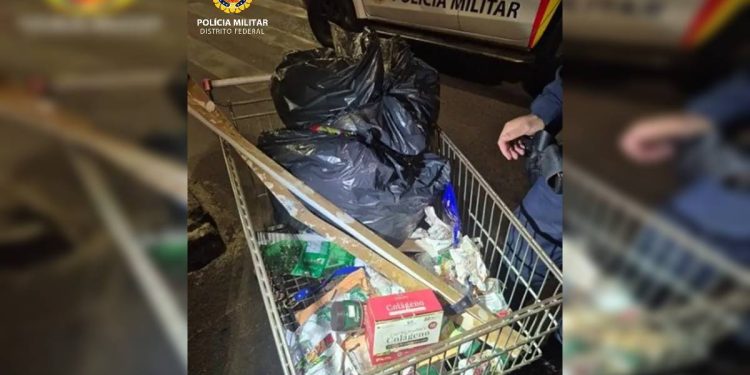 Ladrão arromba comércio e sai com carrinho cheio de produtos furtados