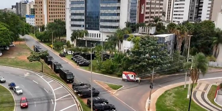 Polícia Militar cumpre ordem de desocupação em hotel no DF. Acompanhe