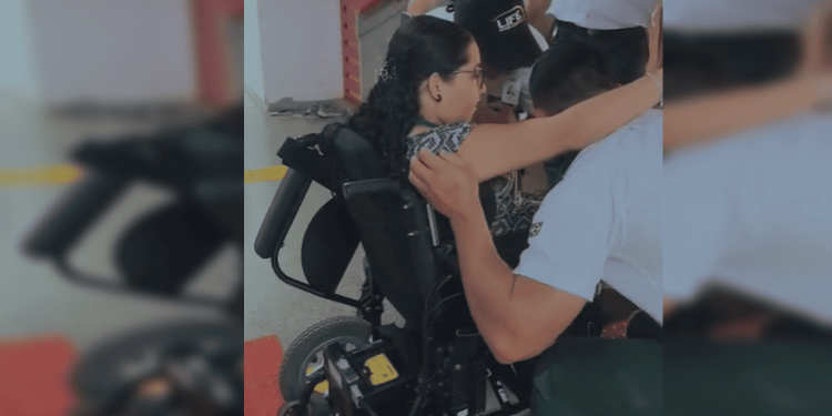 “Descaso”: Elevador quebra e estudante precisa ser carregada na UnB