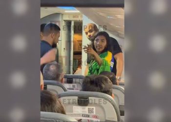 Mulher expulsa de voo já havia sido tirada de avião antes da confusão