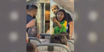 Veja momento que mulher enrolada em bandeira do Brasil é tirada de voo