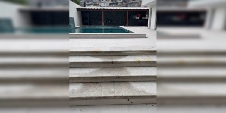 Polícia estoura “Oásis do CV” com direito a piscina no topo do Complexo do Alemão