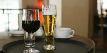 Vinho e cerveja também podem ser contaminados por metanol? Entenda
