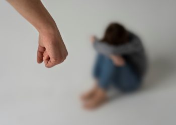 Após negar sexo, mulher leva socos, chutes e ameaça de morte do marido
