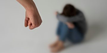 Após negar sexo, mulher leva socos, chutes e ameaça de morte do marido