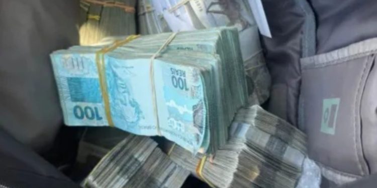Homem preso com R$ 850 mil em espécie no GO ia entregar dinheiro no DF