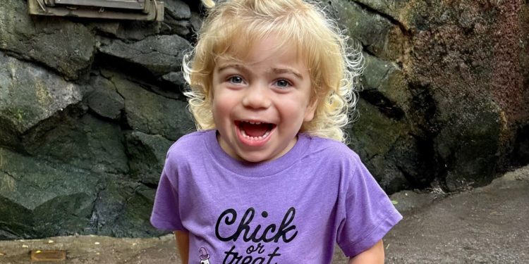 Sobrancelhas foram alerta para mãe de rara demência em bebê de 3 anos