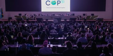 COP30 acaba sem mapa para fim de fósseis, avança em adaptação, transição justa e indígenas