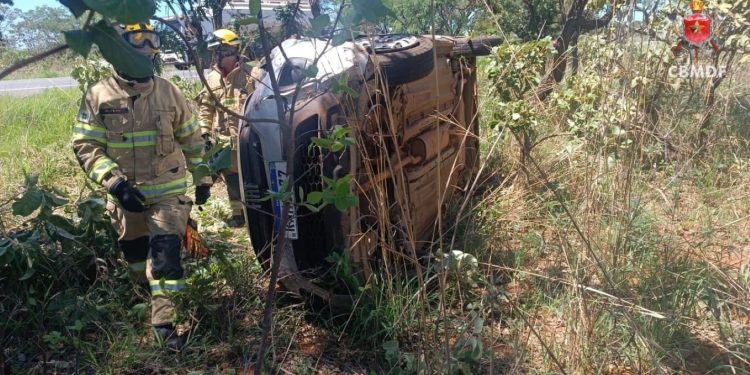 Duas mulheres ficam feridas após capotamento em rodovia do DF