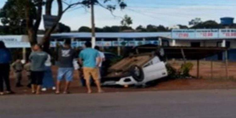 Carro da Saúde de Pirenópolis capota e deixa três feridos perto do DF